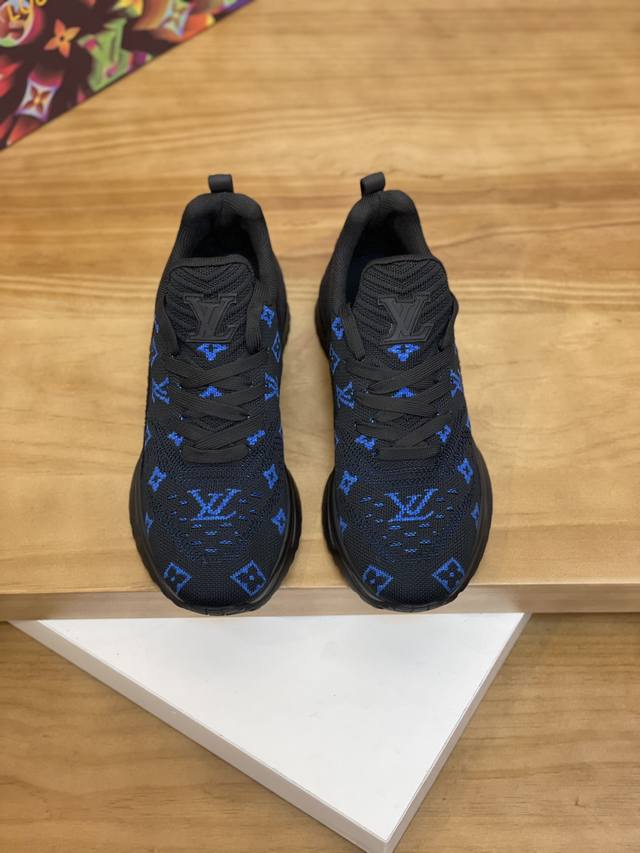 售 价: 商品商标：Lv* 路易威登* 低帮运动鞋 正码码数: 38-44 可订做45.46. 商品材料：鞋面进口透气飞织，透气内里，原版生胶半透明组合大底。